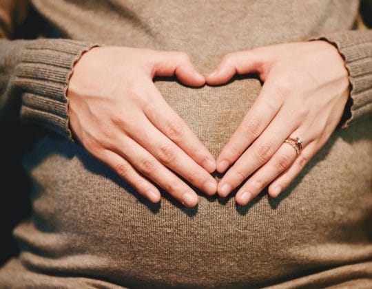 La grossesse est-elle compatible avec le yoga ?